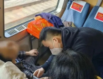高铁邂逅，男子出差途中偶遇列车长妻子，一段意外的温馨邂逅