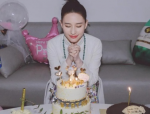 何超莲晒生日合照引发热议，不见窦骁引网友猜测！