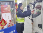 卤鹅哥的爱心传递，在高速口给游客投喂卤鹅，温暖冬日旅途