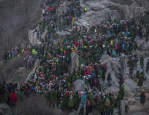 五一凌晨3点泰山人潮涌动，登山步道拥堵不堪