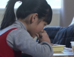 校园温暖瞬间，女生一句想吃鸡腿，学校迅速行动暖人心