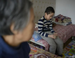 00后男生成百位老人的全职孙子，新时代的孝道传承