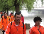 步履蹒跚，青春不再，最先混进老年徒步团的成员已步入骨科，警示年轻一代关注健康