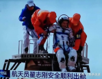 我国3名航天员成功着陆，着陆后状态良好，展现航天员英勇无畏精神