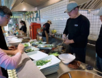 湖南一麻辣烫店因帅气店员走红，顾客慕名而来只为见一面！