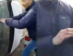 镇干部火海中徒手掰车门救人，英勇事迹感动网友