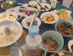 市监局紧急回应女子公筷试吃咸菜后插回事件，调查结果及后续处理措施