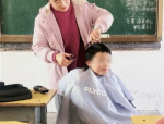 老师助力成长，帮学生把头发梳成大人模样