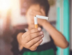 丈夫抽烟43年，妻子竟因二手烟确诊肺癌晚期，无声的杀手，家庭悲剧的警示
