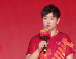 孙颖莎发言瞬间，身旁小朋友好奇探头，萌态十足引关注