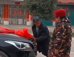 河南老人强拦婚车讨喜烟，文明执法引热议，特警驱离引发社会关注
