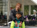 惊心动魄！游客意外拍下8岁男童走失前瞬间，警方紧急行动找回