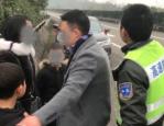 女子哭泣报警，不小心把老公忘高速上，紧急救援彰显人间温情
