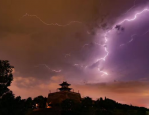 西安雷雨交加，惊现超大闪电，震撼全城！