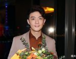 李泽锋被粉丝热情蹭托运，温馨互动引发网友热议