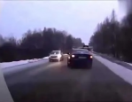 高速连环车祸惊心动魄，白车无情压下另一车，救援人员紧急出动