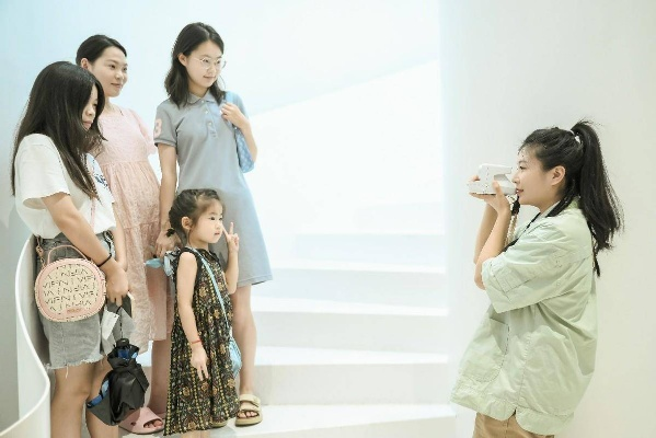 许家印的家族生活，揭秘他与两名未成年子女的温馨时光
