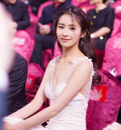 颖儿瘦身有成，排骨胸引网友热议，这是要美成天仙的节奏吗？