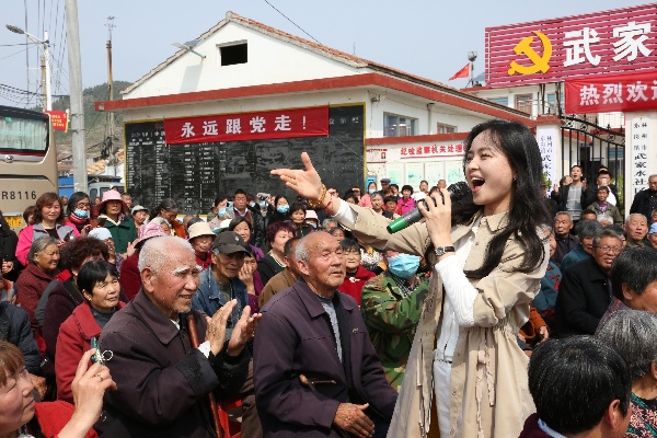 最动人的歌声，是乡亲们的深情