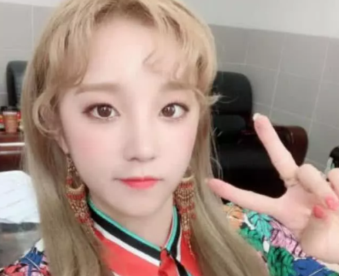 宋雨琦妆前妆后差别大，揭秘明星化妆术的神奇魅力