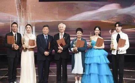 刘亦菲的男主们齐聚一堂，为她获奖送上祝福，场面温馨感人