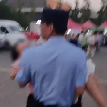 保安大叔英勇公主抱狂奔，生死时速救回昏厥女孩