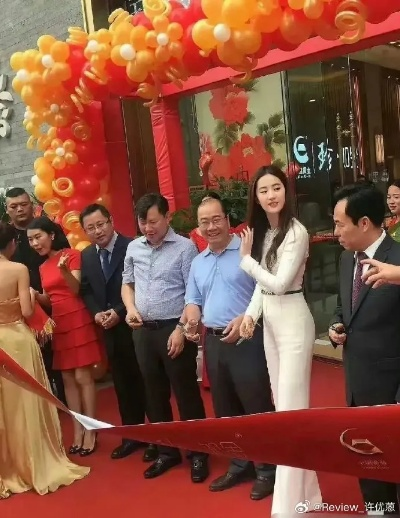余承东一声召唤，刘亦菲亮相盛典引全场沸腾！