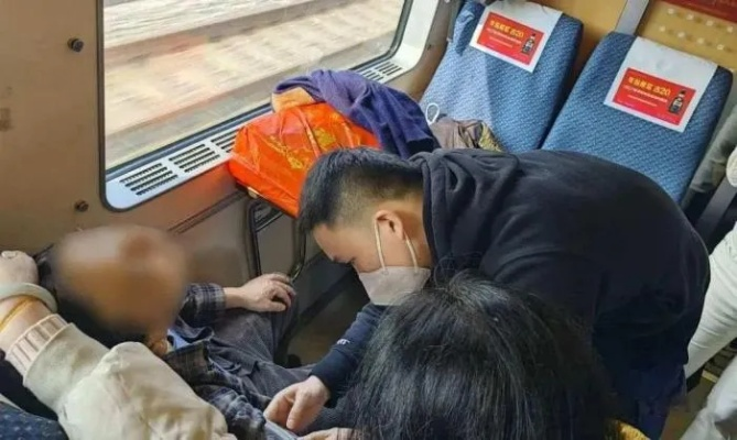 高铁邂逅，男子出差途中偶遇列车长妻子，一段意外的温馨邂逅