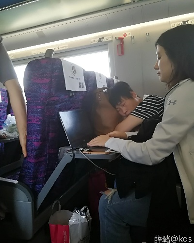 高铁邂逅，男子出差途中偶遇列车长妻子，一段意外的温馨邂逅