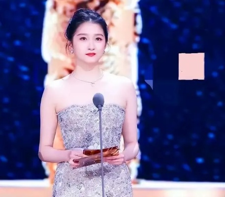 关晓彤华表奖惊艳亮相，独特造型成焦点热议不断