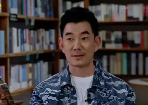 任贤齐方否认买下青岛一条街房产传闻，真相大白，网友热议背后的原因