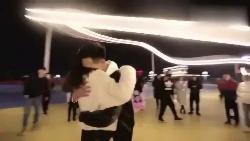 两男子起口角，女友劝架秒变求婚现场，浪漫瞬间感动无数网友