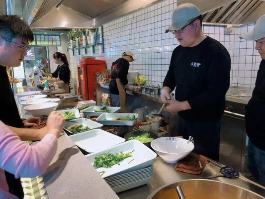 湖南一麻辣烫店因帅气店员走红，顾客慕名而来只为见一面！