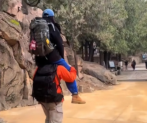 泰山陪爬小伙，忙疯了也赚疯了，成为登山界新宠