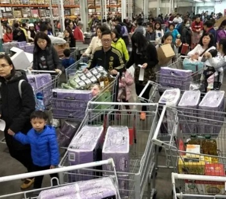 五一狂欢！最火穷鬼超市被3万人搬空货架，场面壮观！