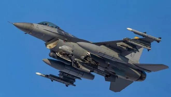 曝美军退役F-16战机正被运往乌克兰，国际军事援助新动向