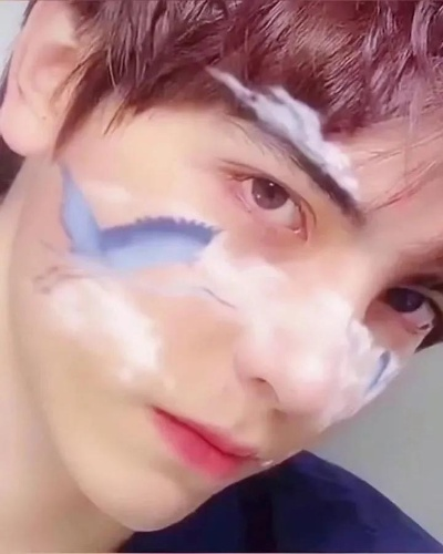 异瞳男生回应质疑，不到一个月爆红网络，粉丝数激增200万！