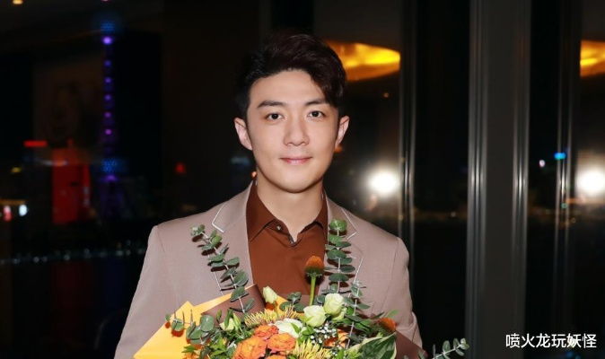 李泽锋被粉丝热情蹭托运，温馨互动引发网友热议