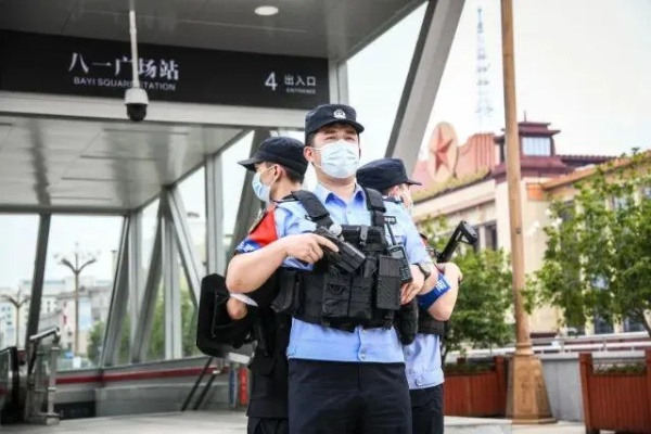 南昌特警温情服务，持续接单助力游客美好回忆