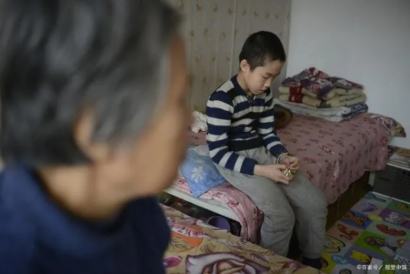 00后男生成百位老人的全职孙子，新时代的孝道传承