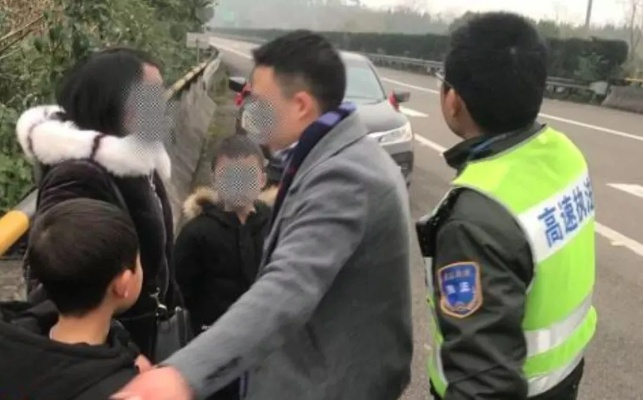 女子哭泣报警，不小心把老公忘高速上，紧急救援彰显人间温情
