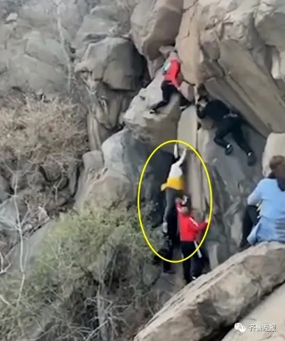泰山两游客翻护栏差点坠崖，惊险一幕引关注