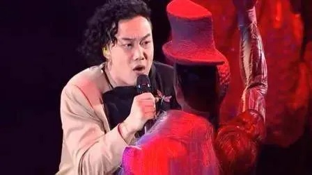 独家揭秘，知情人透露陈奕迅演唱会投弹画面真相，事件背后有何隐情？