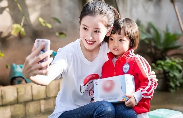 章泽天带8岁女儿伦敦追星，母女情深，温馨瞬间记录巨星魅力