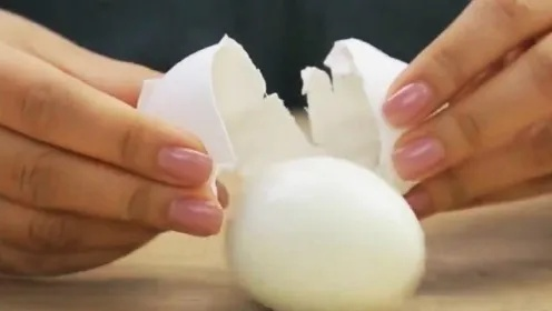 女子1分钟剥130个煮鸡蛋，揭秘惊人剥蛋速度背后的秘密！