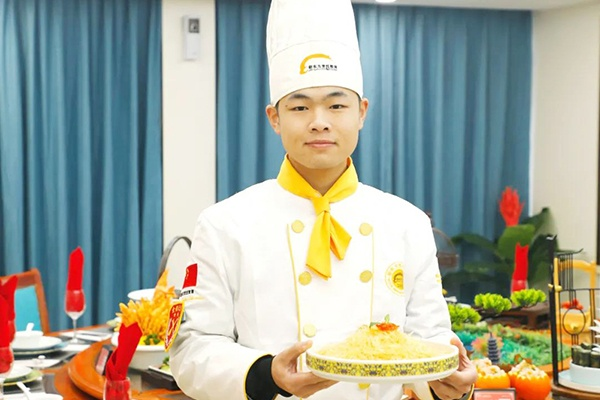 梦想的蜕变，男孩放弃二本院校，勇敢选择大专学烹饪，开启美食人生新篇章