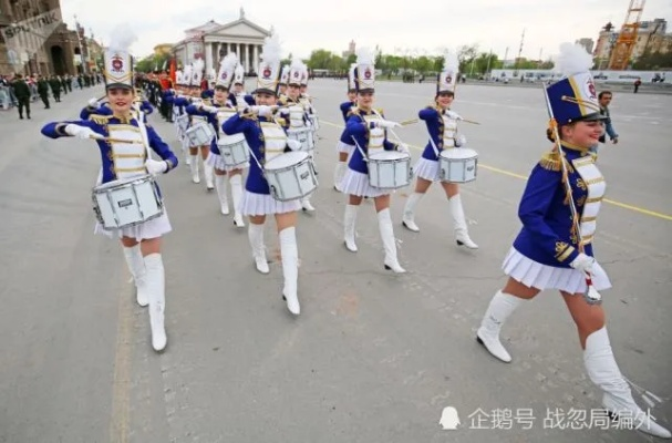俄女兵亮相红场，短裙军装展现英姿飒爽，彰显女性力量