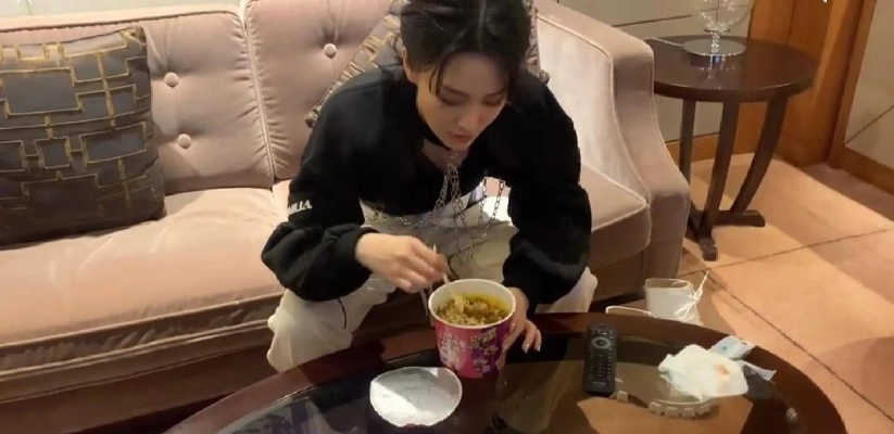 张馨予居家小插曲，吃个饭回家水管爆了，生活琐事也成热点