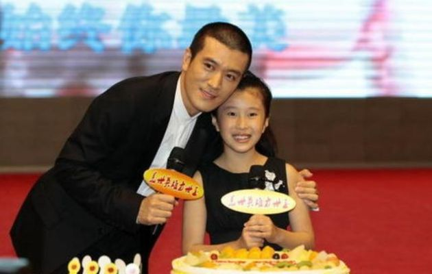 杨子晒22岁大女儿毕业照，青春洋溢的校园时光引发网友热议