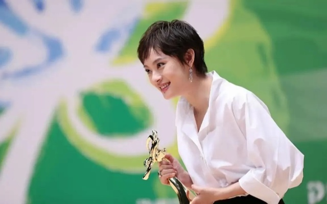 孙俪女儿拉丁舞夺冠，喜提荣誉却被男老师亲脸，引发网友热议